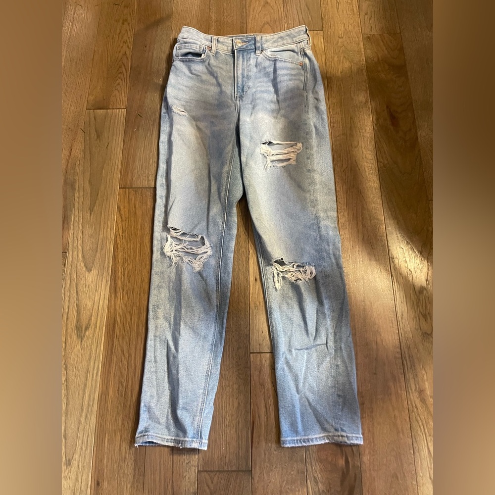 Light wash American Eagle mom jeans. Great condition size 2